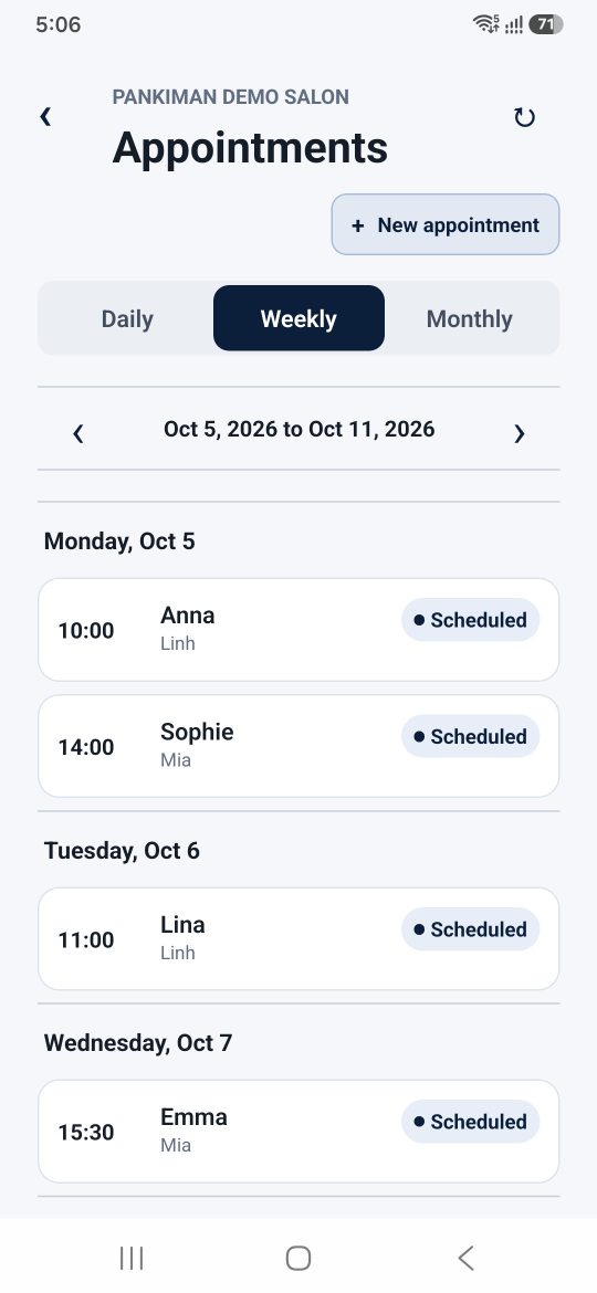 The appointments screen in weekly view, showing booked times, the customer and the assigned worker for each day.