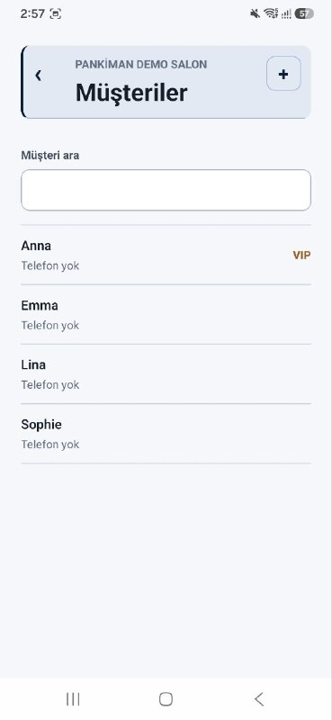 Arama kutusuyla müşteri listesi; her kayıtta ad, iletişim satırı ve VIP işareti.